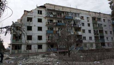 Окупанти обстріляли на Харківщині житлову п'ятиповерхівку, є поранені