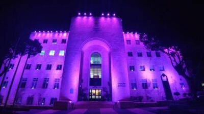 Сотни зданий Израиля ночью окрасились в пурпурный цвет. Фоторепортаж