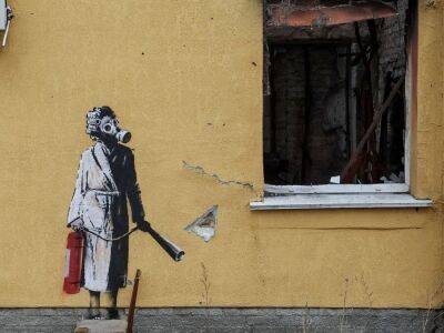 "Обеспеченные люди без мозгов". Вандалы на глазах у прохожих срезали со стены дома в Гостомеле рисунок Бэнкси. Фото