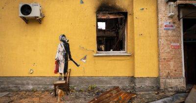 В Гостомеле срезали граффити Бэнкси, злоумышленников поймали, – СМИ (фото)