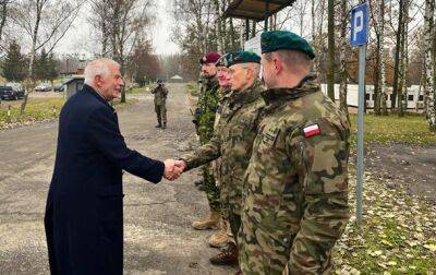 Боррель посетил украинских военных на тренировках в Польше