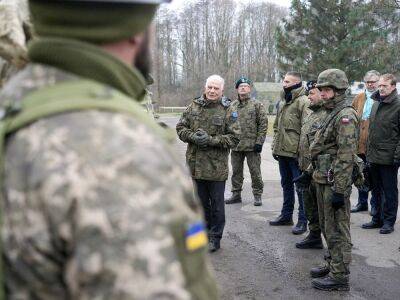 Боррель встретился с украинскими военными, которые проходят обучение в Польше