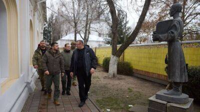 Зеленский посетил музей Сковороды и сказал, что оккупантам нас не поймать