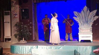 Актёры театра кукол Душанбе «Лухтак» дарят детям новогодний мир сказок