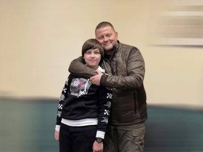 "Произошло то, что дало самое ценное – веру". 12-летний сын пропавшего без вести украинского защитника встретился с Залужным. Фото