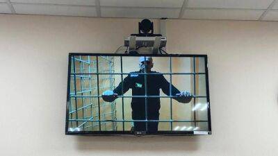Навальный сообщил, что к нему вновь подселили заключённого с плохой гигиеной