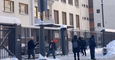 В Москве неизвестные в масках забросали кувалдами посольство Финляндии (видео)