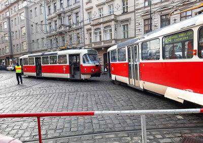 Трамвай сошел с рельсов в центре Праги