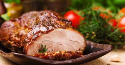 Как запечь мясо на Рождество: свинина с луком и грибами