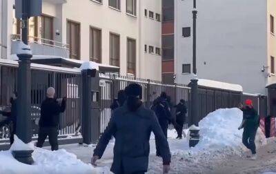 Посольство Финляндии в Москве "забросали" кувалдами