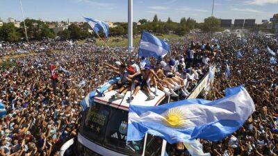 Миллионы футбольных фанатов в Буэнос-Айресе