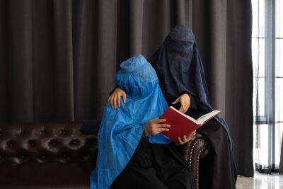 Талибы запретили афганским женщинам получать высшее образование
