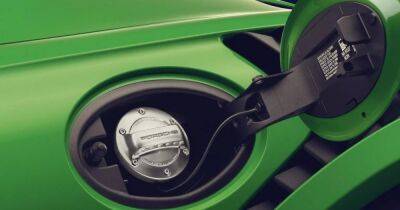 В Porsche начали выпуск инновационного эко-топлива: оно может заменить привычный бензин
