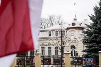 У посольства Беларуси в Вильнюсе – неофреска нобелевскому лауреату Беляцкому