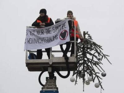 Клод Моне - Экоактивисты отпилили верхушку рождественской елки в центре Берлина - unn.com.ua - Украина - Киев - Германия - Берлин