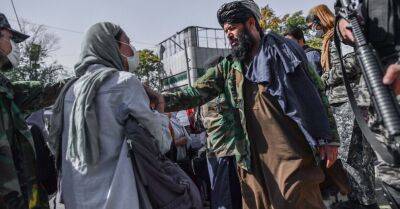 Талибы выставили патрули на входе в университеты и не пропускают женщин. Теперь им запрещено там учиться
