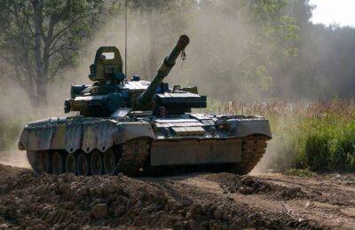 У Білорусі російські окупанти перекинули десятки танків до кордону з Україною