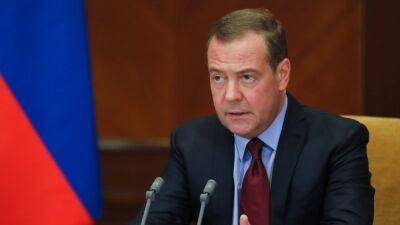 Самолёт Медведева десять раз летал за границу за два последних месяца