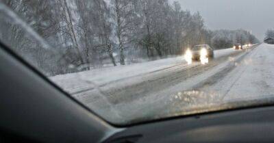 Скользкие улицы: в среду на дорогах Латвии произошло 154 ДТП, один человек погиб, четверо пострадали
