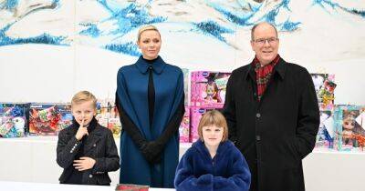 Княгиня и князь Монако показали рождественскую открытку с семейным фото