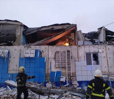 На Харьковщине из-за обстрелов горели админздание и энергетический объект