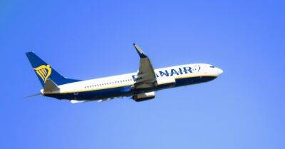 Пьяный пассажир устроил дебош в самолете Ryanair, летевшем в Испанию: пилот совершил экстренную посадку в Варшаве - rus.delfi.lv - Испания - Варшава - Латвия