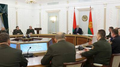 Лукашенко собрал военных и силовиков: говорят о перемещении своих войск возле Украины