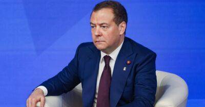 Медведев заблокировал в Twitter журналиста за вопрос, будет ли его сын служить в армии РФ