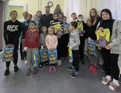 Перед Різдвом українські волонтери передали «Охматдиту» павербанки та подарунки дітям (ФОТО)