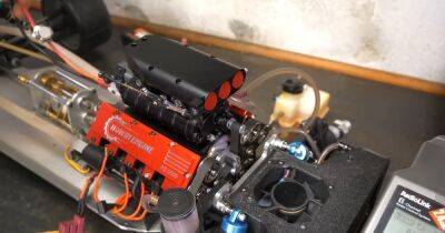 Энтузиасты создали рабочий миниатюрный двигатель V8 с нагнетателем (видео)