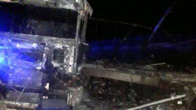 Два большегруза столкнулись и загорелись на трассе в Омской области, один из водителей погиб