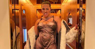 Модель plus-size Эшли Грэм в золотом мини-платье посетила вечеринку (фото)