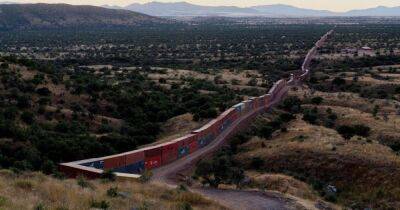 На границе США и Мексики демонтируют "стену Трампа"