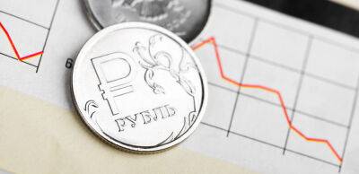 Чому російський рубль швидко дешевшає і до чого це призведе
