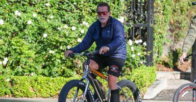 С седой бородой и в гольфах: Арнольд Шварценеггер прокатился на велосипеде