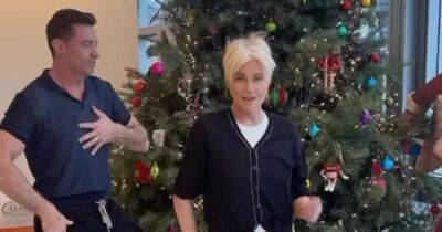 Хью Джекман с женой устроили танцы под елкой на фоне Райана Рейнольдса (видео)