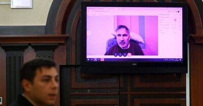 В суде в Грузии показали Саакашвили по видеосвязи. Правящая партия обвинила его в "бездарной симуляции"