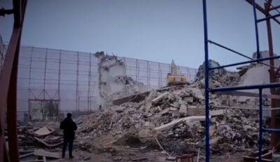 Разрушают доказательства: в Мариуполе сносят руины драмтеатра, появились кадры