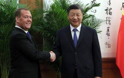 Китай использует Россию: о чем говорит визит Медведева