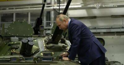 Путин в костюме пощупал танк: Соловьев поделился видео