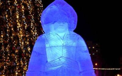 Дочь Чингисхана: в России установили странную фигуру Снегурочки
