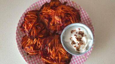 Латкес из батата и свеклы: полезный рецепт без жарки в масле