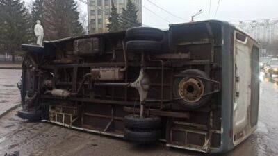 В Воронеже автобус в результате столкновения врезался в 7 автомобилей и опрокинулся. Медпомощь потребовалась четверым