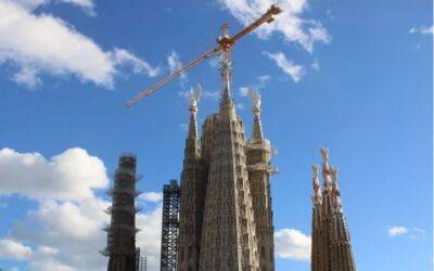 140 лет спустя: в Барселоне достроили две башни легендарного собора Саграда Фамилия