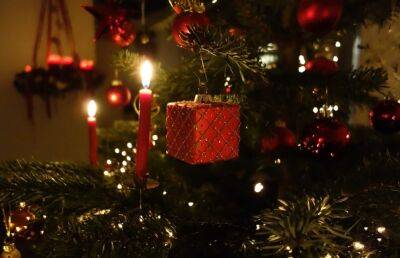 Немцам предложили экономить, греясь свечами на Рождественской елке