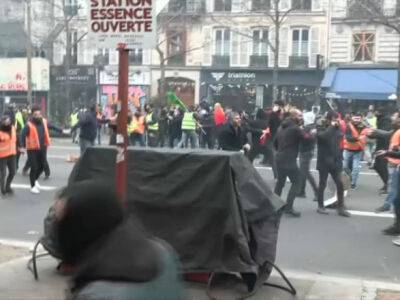 В Париже начались столкновения на митинге в память о жертвах стрельбы - unn.com.ua - Украина - Киев - Франция - Париж - Курдистан