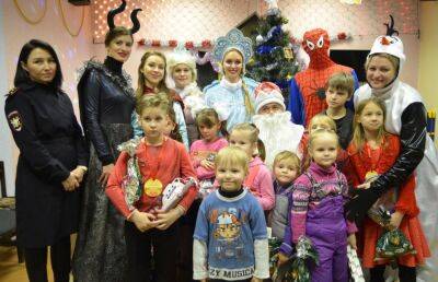 Полицейский Дед Мороз и его помощники подарили сказку детям из реабилитационного центра