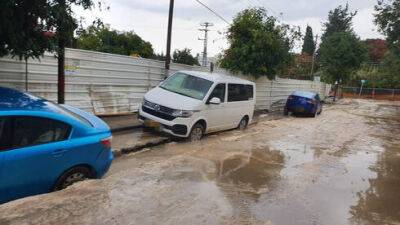 Проливной дождь привел к провалу дорожного полотна на улице в Явне – застряли машины