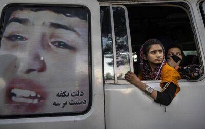 Таліби запровадили нові обмеження для афганських жінок. США та ЄС відреагували