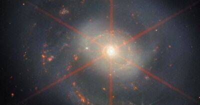 Символ Рождества в космосе. Телескоп Уэбб увидел нечто необычное в далекой галактике (фото)